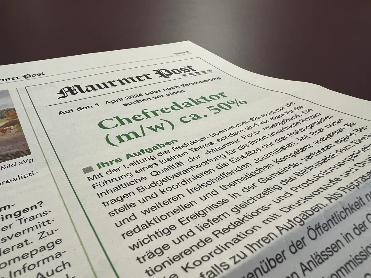 Man sieht den Ausschnitt einer Zeitung mit einer Stellenanzeige.